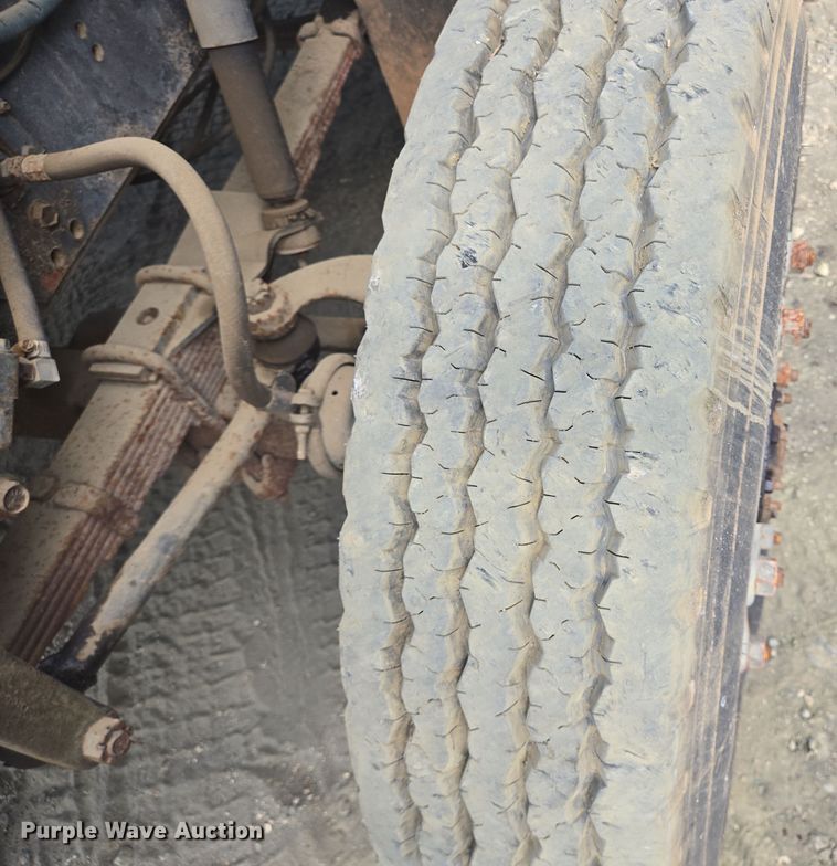 image for item DT5276 1984 International digger derrick truck