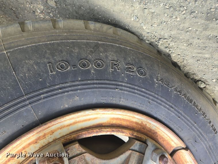 image for item DT5276 1984 International digger derrick truck