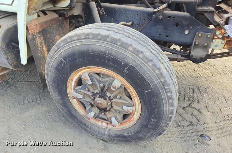 image for item DT5276 1984 International digger derrick truck