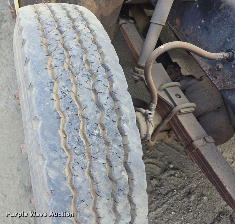 image for item DT5276 1984 International digger derrick truck