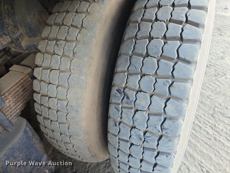 image for item DT5276 1984 International digger derrick truck