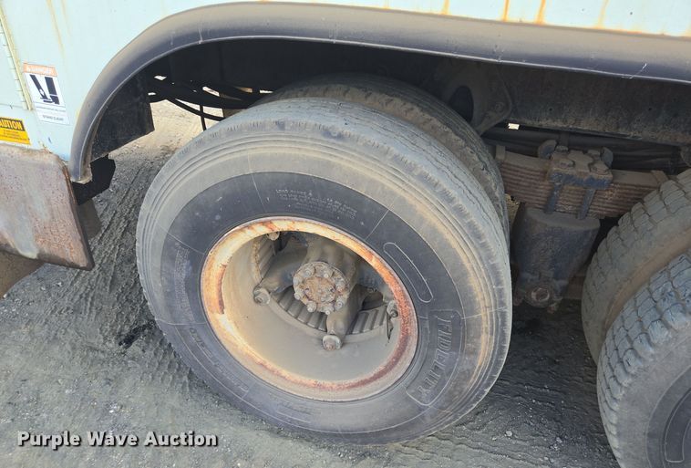 image for item DT5276 1984 International digger derrick truck