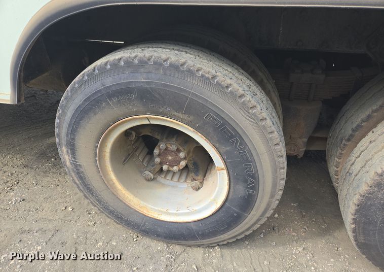 image for item DT5276 1984 International digger derrick truck