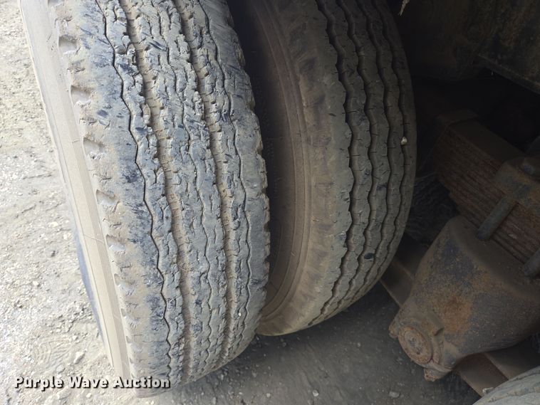 image for item DT5276 1984 International digger derrick truck