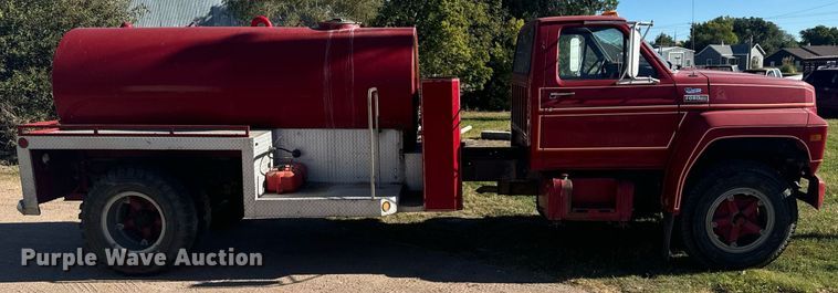 image for item DV2829 1981 Ford F600 pumper fire truck