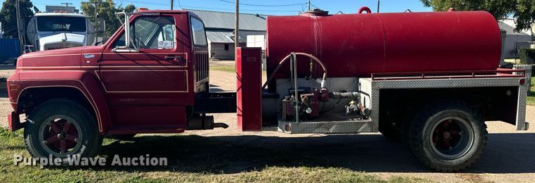 image for item DV2829 1981 Ford F600 pumper fire truck