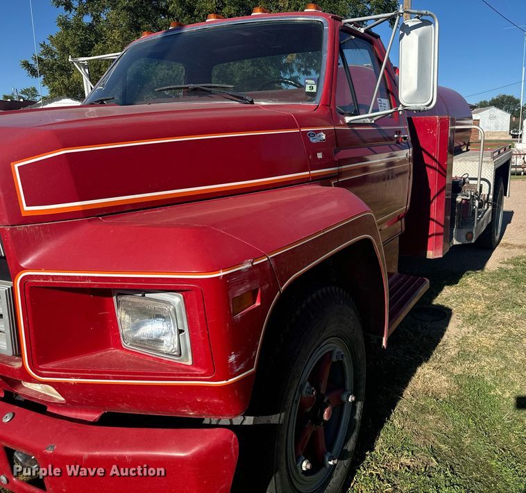image for item DV2829 1981 Ford F600 pumper fire truck