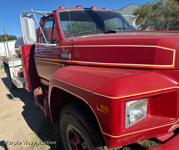 image for item DV2829 1981 Ford F600 pumper fire truck
