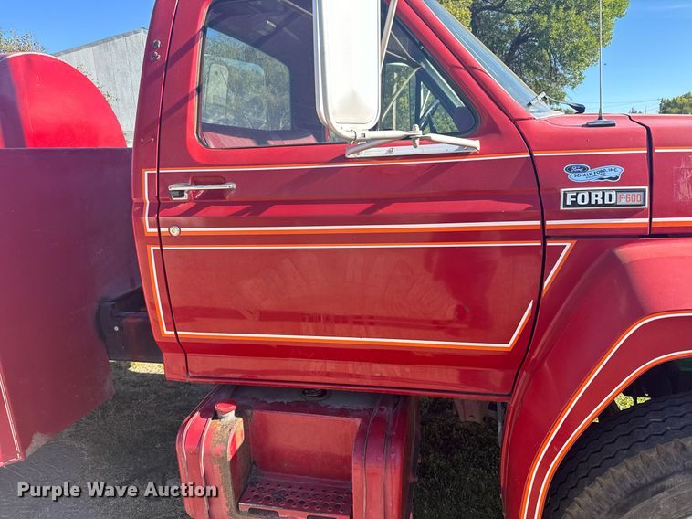 image for item DV2829 1981 Ford F600 pumper fire truck