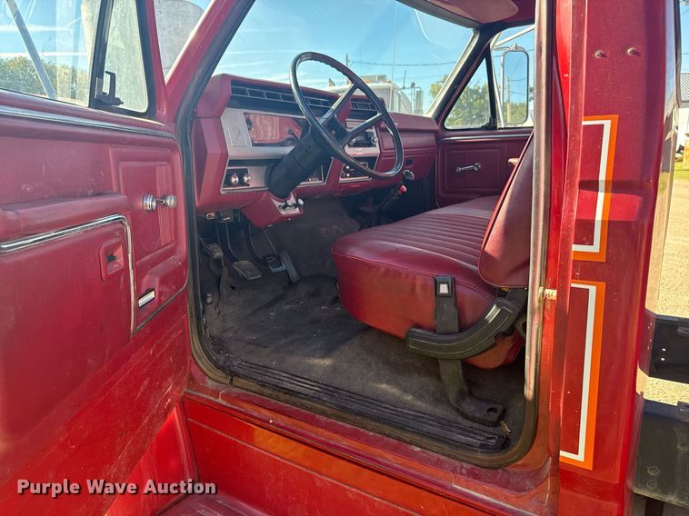image for item DV2829 1981 Ford F600 pumper fire truck