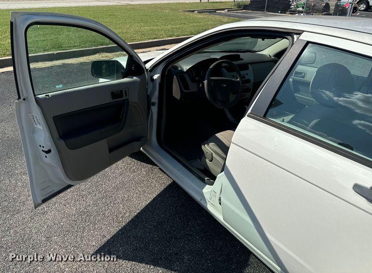 image for item DX1242 2010 Ford Focus 