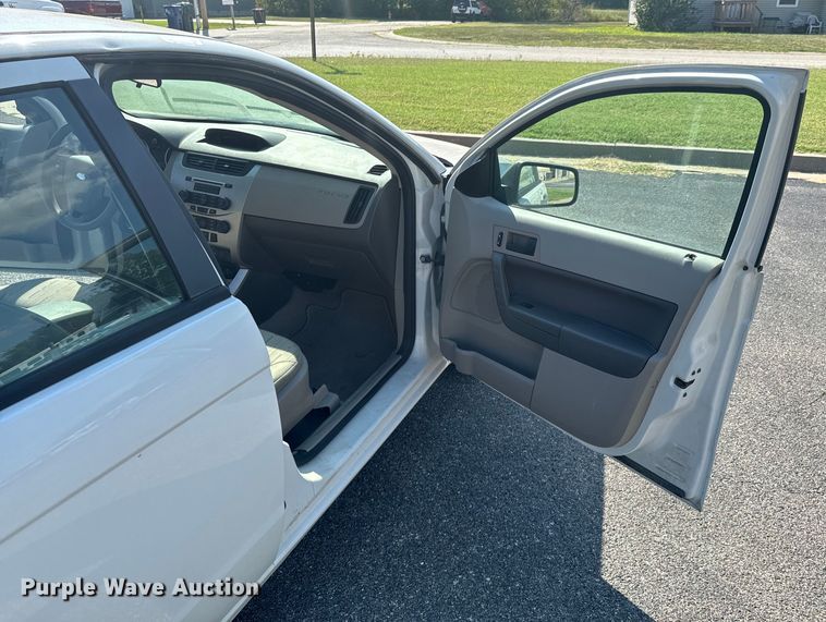 image for item DX1242 2010 Ford Focus 