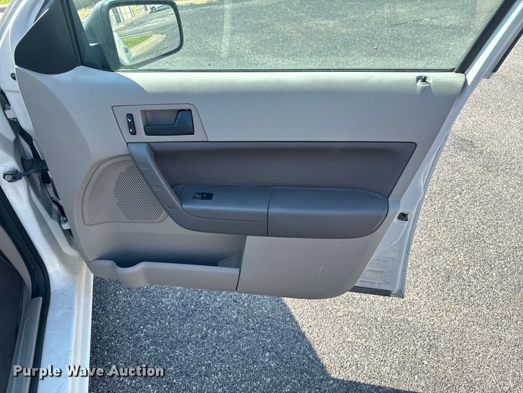 image for item DX1242 2010 Ford Focus 