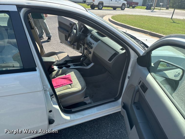 image for item DX1242 2010 Ford Focus 