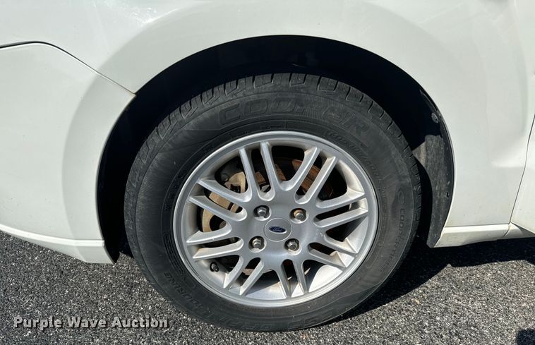 image for item DX1242 2010 Ford Focus 
