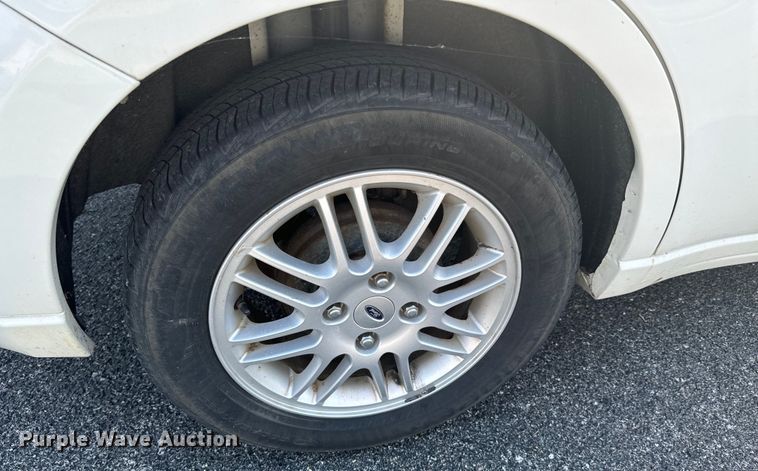 image for item DX1242 2010 Ford Focus 