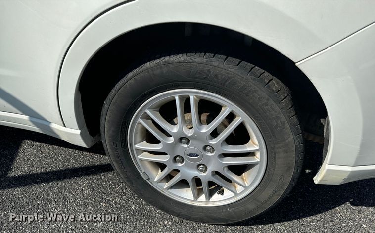 image for item DX1242 2010 Ford Focus 