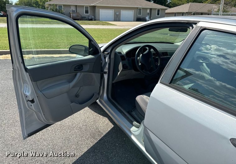 image for item DX1253 2005 Ford Focus 