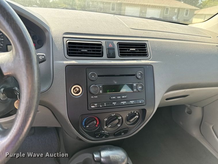 image for item DX1253 2005 Ford Focus 