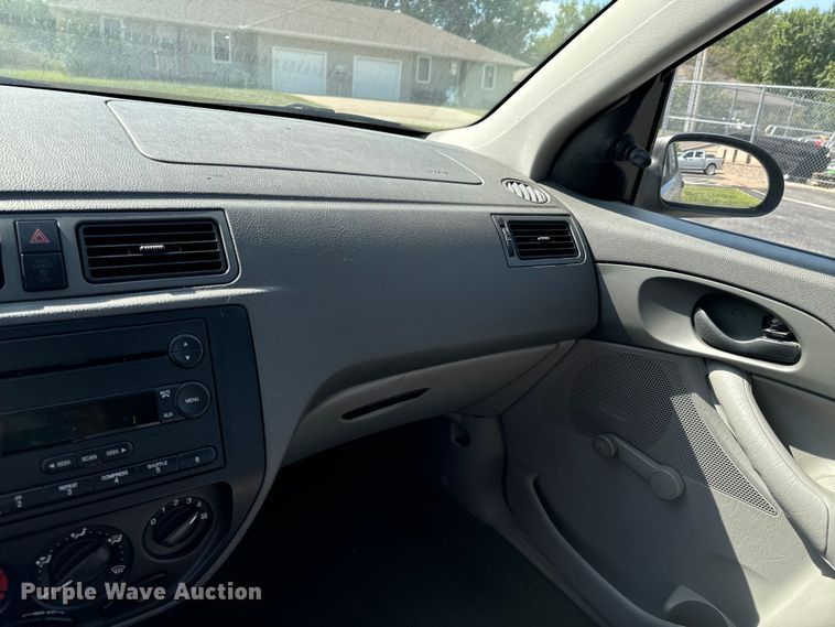image for item DX1253 2005 Ford Focus 