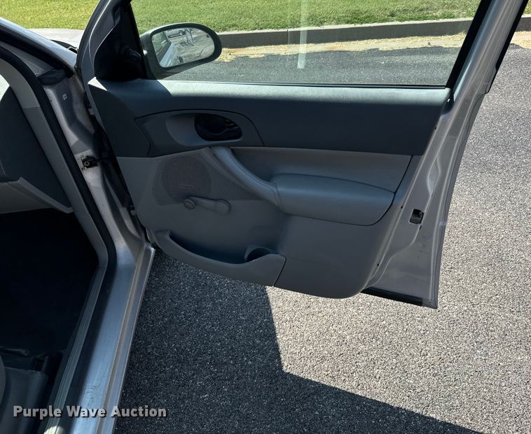 image for item DX1253 2005 Ford Focus 