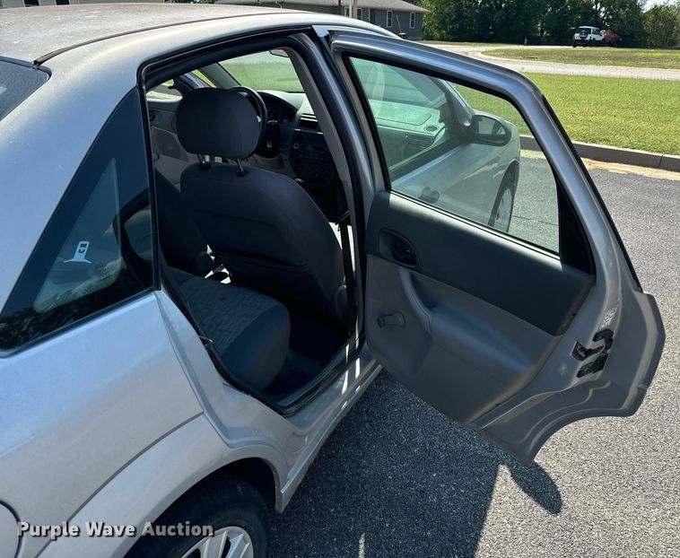 image for item DX1253 2005 Ford Focus 
