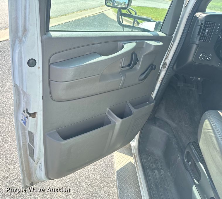 image for item DX1255 2009 Chevrolet Express 3500 shuttle bus