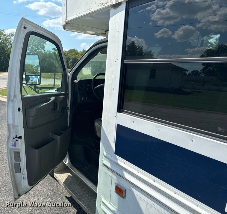 image for item DX1255 2009 Chevrolet Express 3500 shuttle bus