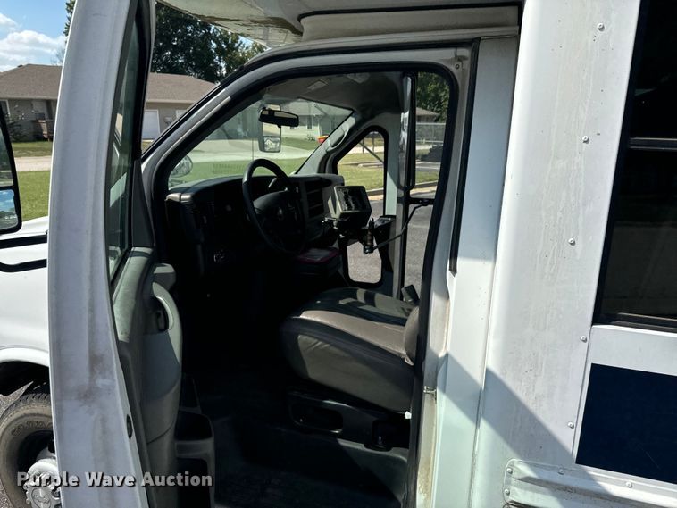 image for item DX1255 2009 Chevrolet Express 3500 shuttle bus