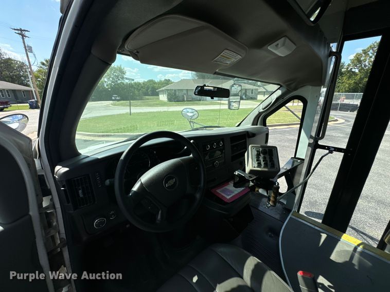 image for item DX1255 2009 Chevrolet Express 3500 shuttle bus