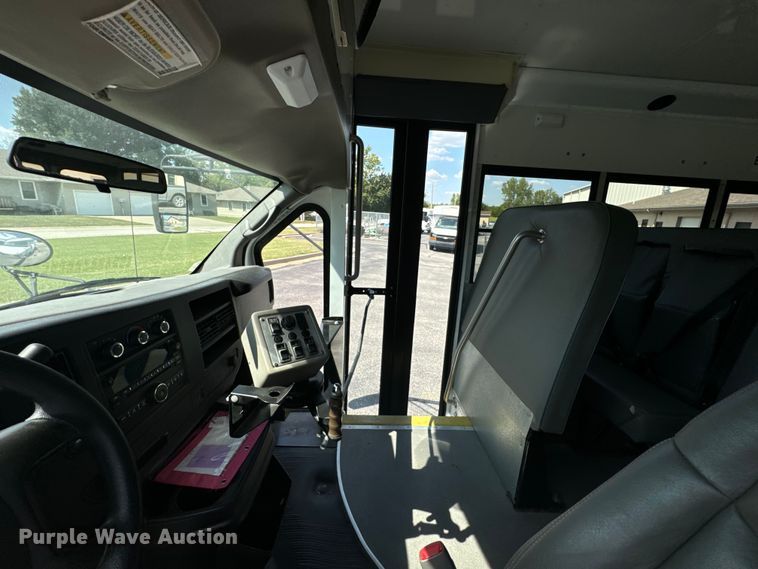 image for item DX1255 2009 Chevrolet Express 3500 shuttle bus