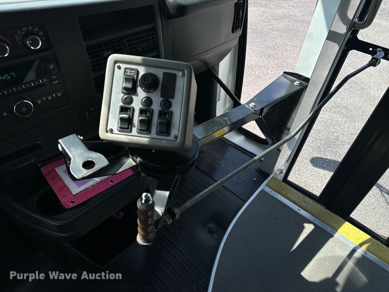 image for item DX1255 2009 Chevrolet Express 3500 shuttle bus