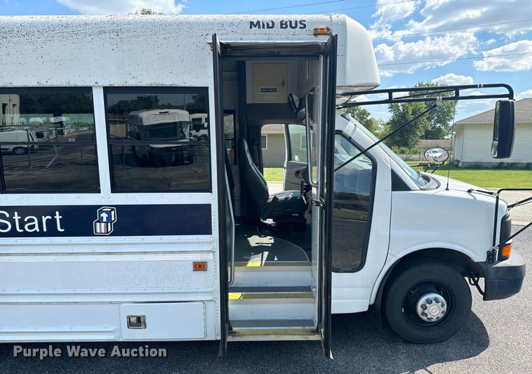 image for item DX1255 2009 Chevrolet Express 3500 shuttle bus