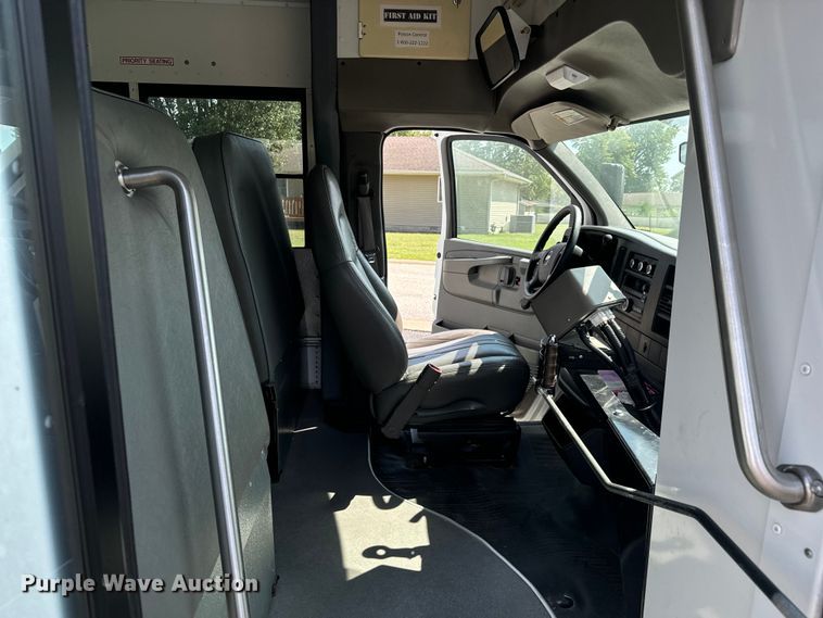 image for item DX1255 2009 Chevrolet Express 3500 shuttle bus