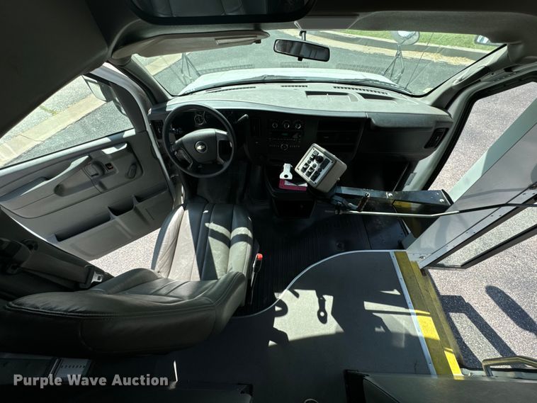 image for item DX1255 2009 Chevrolet Express 3500 shuttle bus