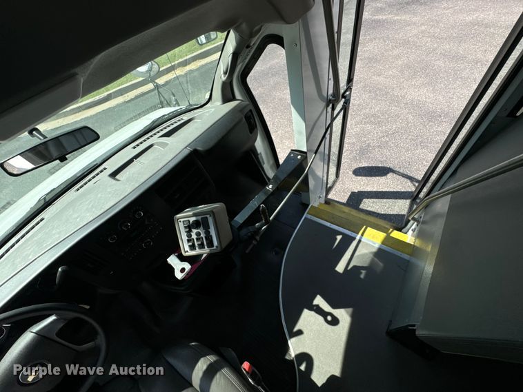 image for item DX1255 2009 Chevrolet Express 3500 shuttle bus