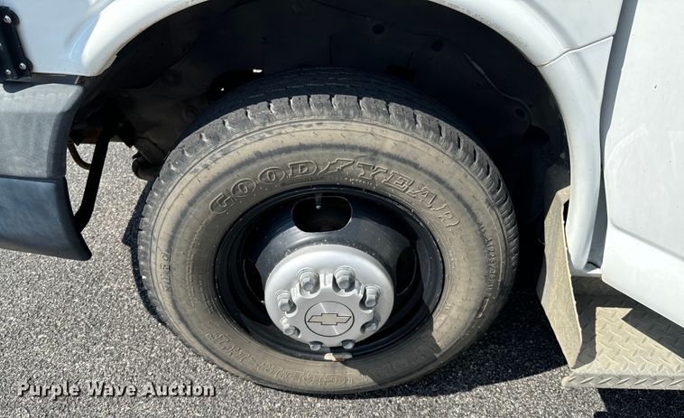 image for item DX1255 2009 Chevrolet Express 3500 shuttle bus