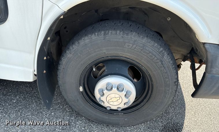 image for item DX1255 2009 Chevrolet Express 3500 shuttle bus