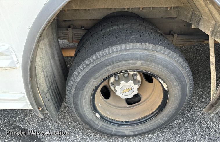 image for item DX1255 2009 Chevrolet Express 3500 shuttle bus