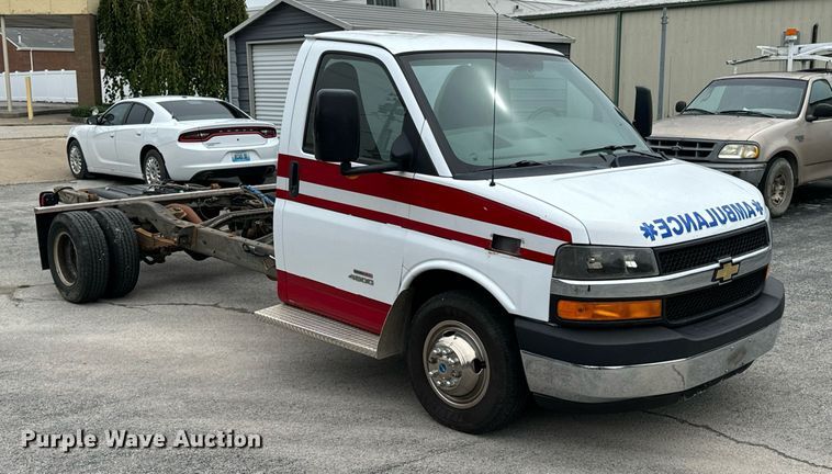 image for item DX1275 2013 Chevrolet Express 4500 truck cab and chassis