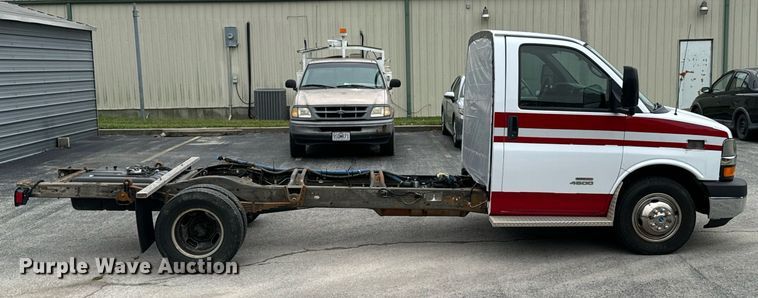 image for item DX1275 2013 Chevrolet Express 4500 truck cab and chassis
