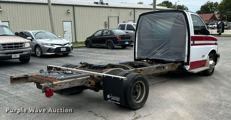 image for item DX1275 2013 Chevrolet Express 4500 truck cab and chassis