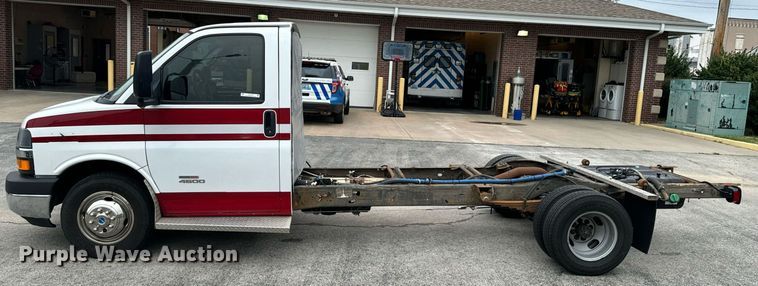 image for item DX1275 2013 Chevrolet Express 4500 truck cab and chassis