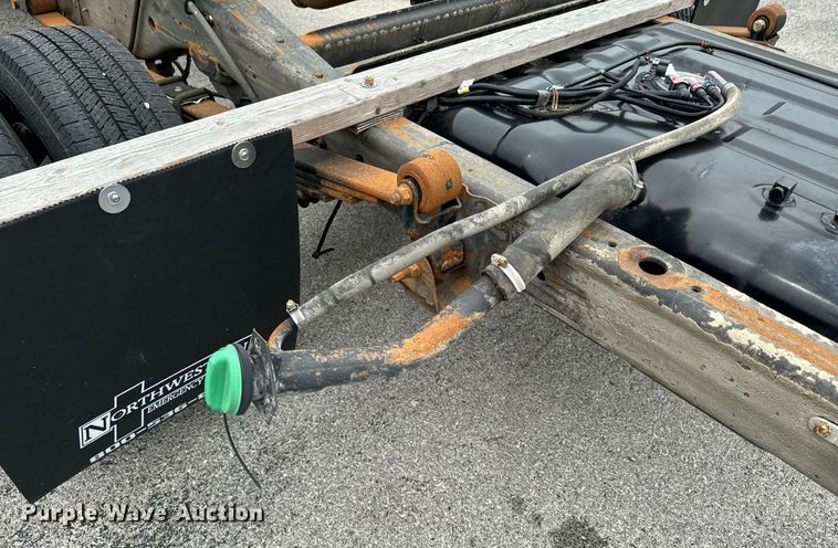 image for item DX1275 2013 Chevrolet Express 4500 truck cab and chassis