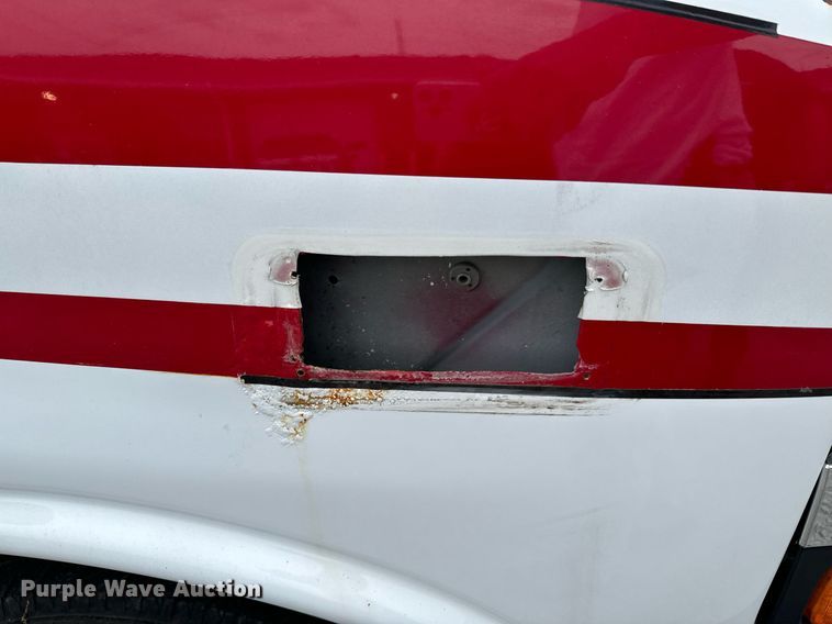 image for item DX1275 2013 Chevrolet Express 4500 truck cab and chassis