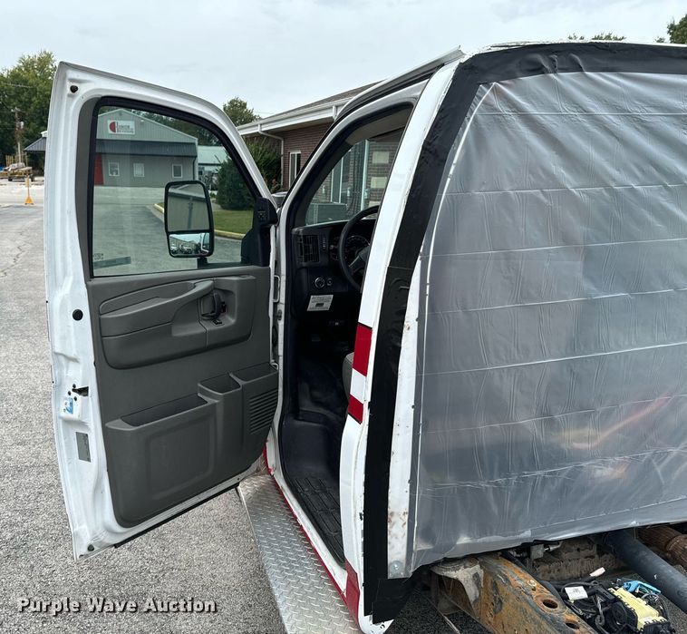 image for item DX1275 2013 Chevrolet Express 4500 truck cab and chassis