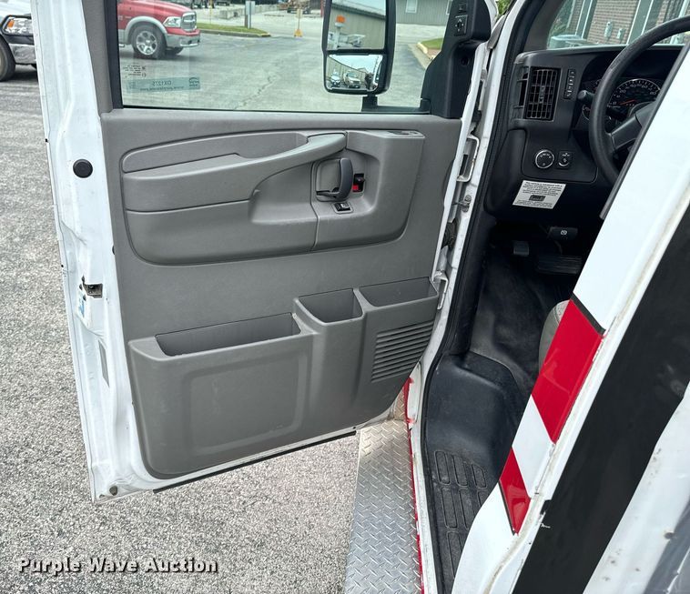 image for item DX1275 2013 Chevrolet Express 4500 truck cab and chassis