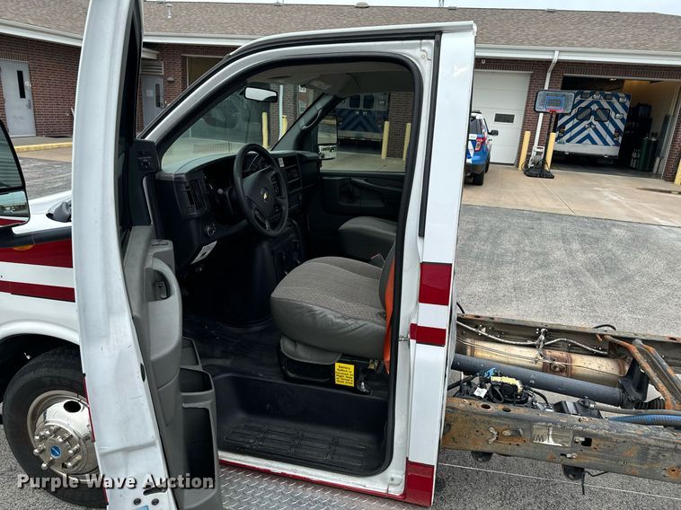 image for item DX1275 2013 Chevrolet Express 4500 truck cab and chassis