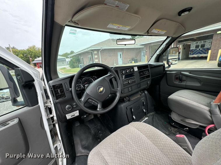 image for item DX1275 2013 Chevrolet Express 4500 truck cab and chassis