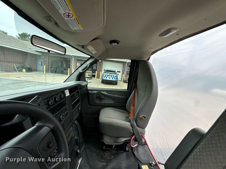 image for item DX1275 2013 Chevrolet Express 4500 truck cab and chassis